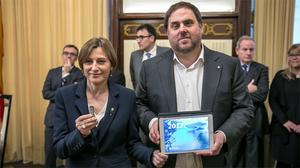 El vicepresident del Govern, Oriol Junqueras, entrega el projecte de llei de pressupostos a la presidenta del Parlament, Carme Forcadell, aquest dimarts.