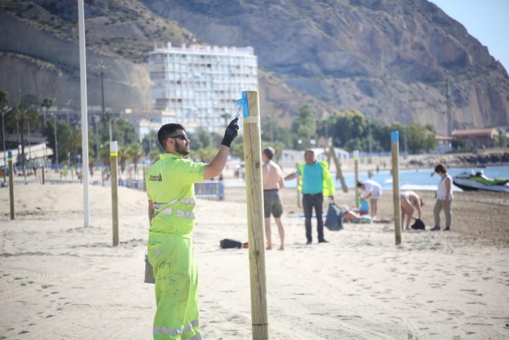 La playa del Postiguet, delimitada con postes