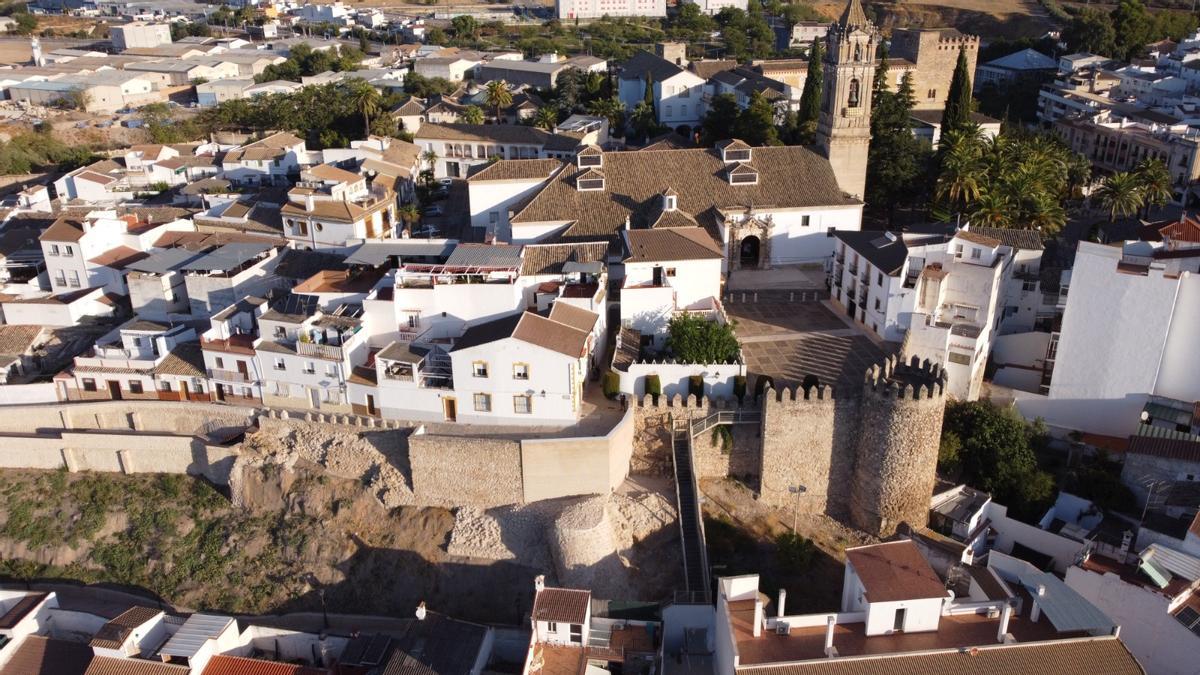 Vista aérea de la muralla medieval de la Villa de Cabra.