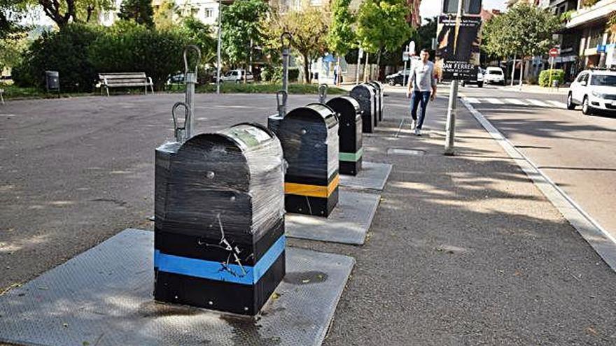 Contenidors soterrats que hi ha al carrer Gran Via a l&#039;alçada del passeig de la Pau