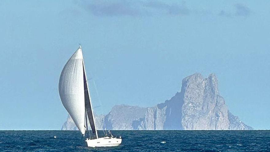 Viento, mar y navegación nocturna en una Ophiusa sin concesiones