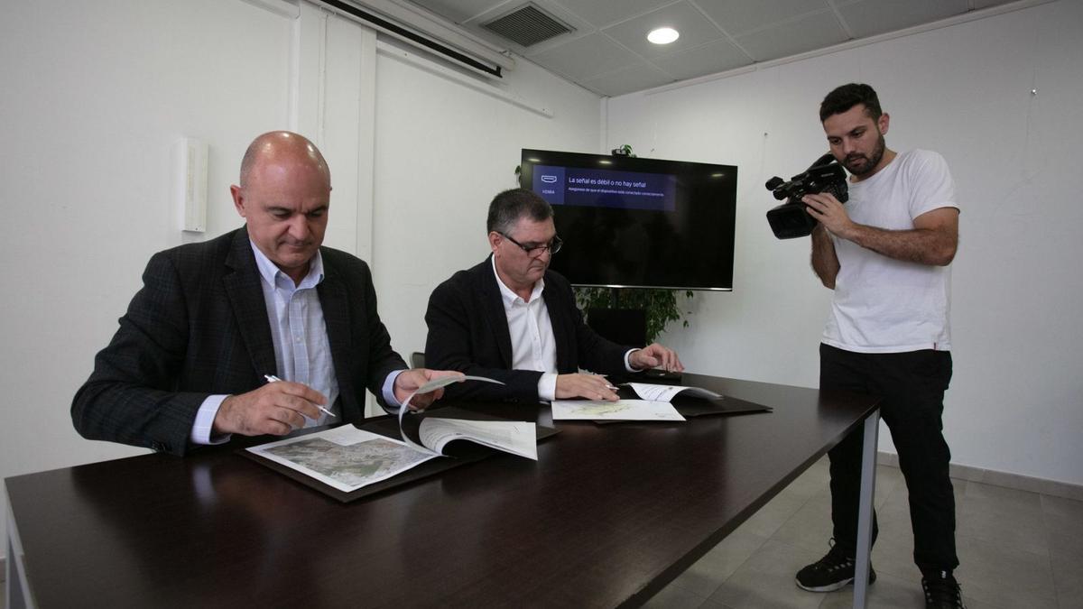 El presidente del Consell y el alcalde de Sant Josep firman el protocolo de cesión.