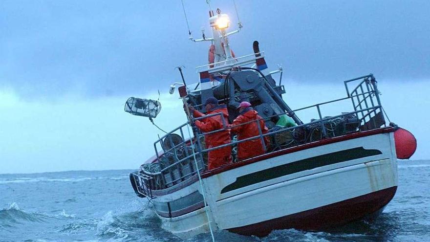 Un barco de pesca de pulpo lanza las nasas en un día de faena.