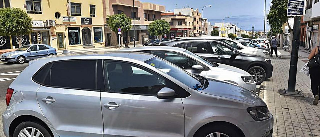 La zona azul en el aparcamiento de la avenida Carlos V, en Carrizal.  |