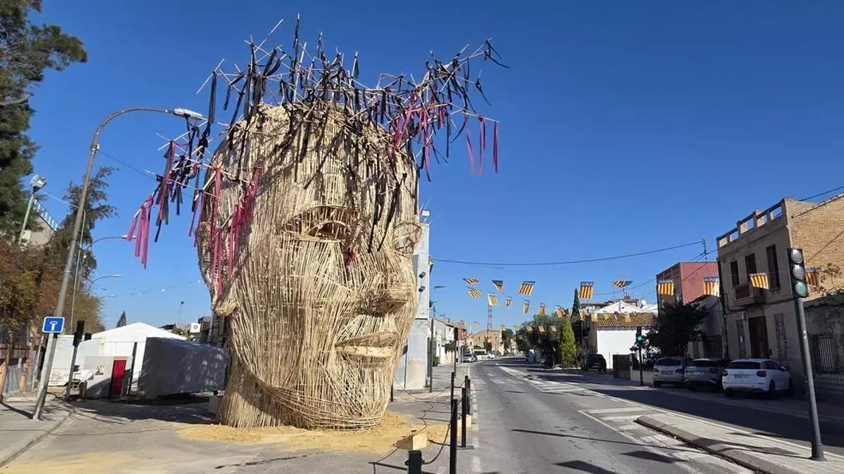 ¿Qué significa la gigantesca cabeza hecha de cañas que puede verse en Pinedo?