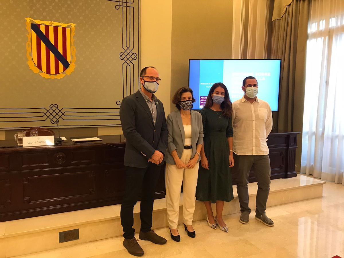 Xavier Torrens, Fina Santiago, Gloria Santiago y Andreu Grimalt momentos antes de la presentación del informe en el Parlament.