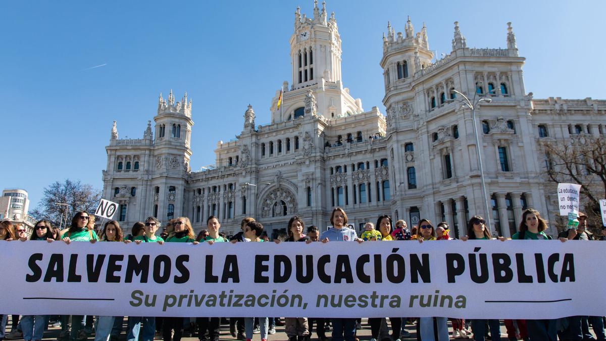 Decenas de personas durante una manifestación por la educación pública, en Madrid.