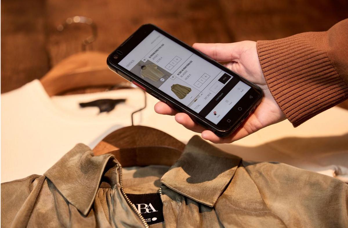 Una empleada de una tienda de Zara prueba el nuevo sistema. | L. O.