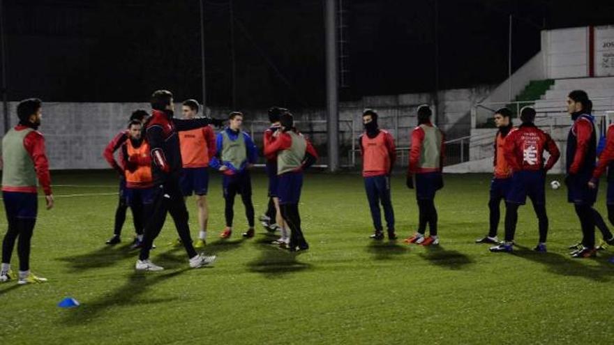 José Curiel durante uno de los entrenamientos de esta semana con el Alondras. // Gonzalo Nuñez