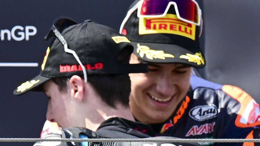 Quiles y Carpe se saludan en el podio del Gran Premio de Aragón.