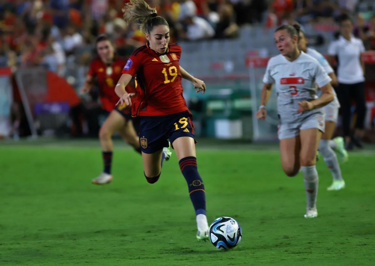 Olga Carmona conduce el balón en el España-Suiza de Córdoba.
