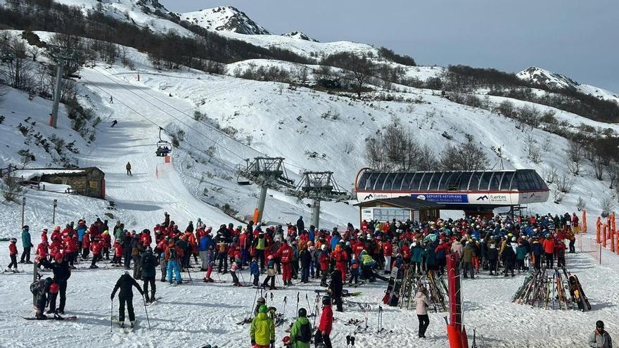 Gran fin de semana en las estaciones de Aller y Lena, con cerca de 9.000 esquiadores