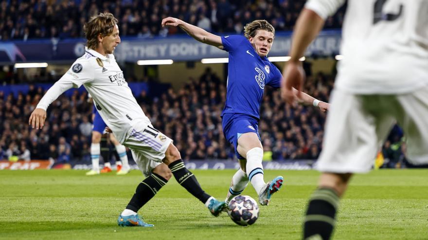 Modric y Gallagher, en una acción del Chelsea - Real Madrid. 