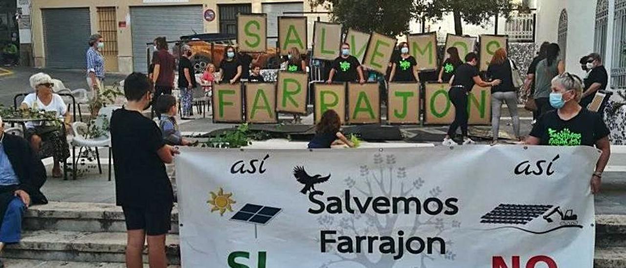 Protesta para salvar la zona agrícola del Farrajón, en Buñol. | JUAN REPI