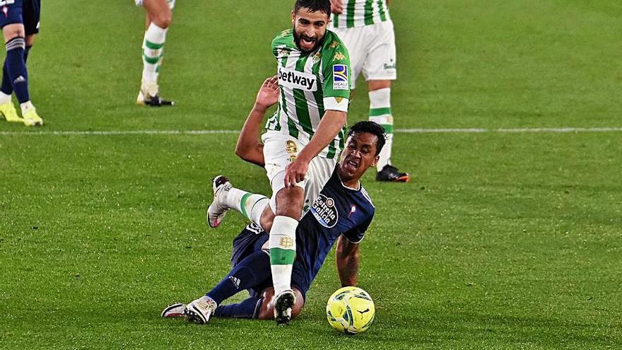 Fekir roba el balón a Tapia en el Benito Villamarín. |  // LOF