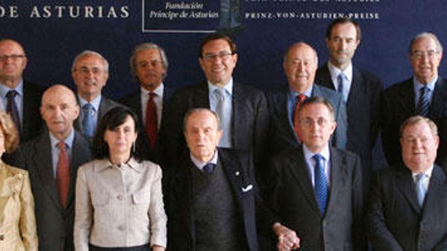 Foto de familia de los 17 miembros que integran el jurado del Premio Príncipe de Asturias de Ciencias Sociales que hoy han iniciado las deliberaciones en Oviedo.