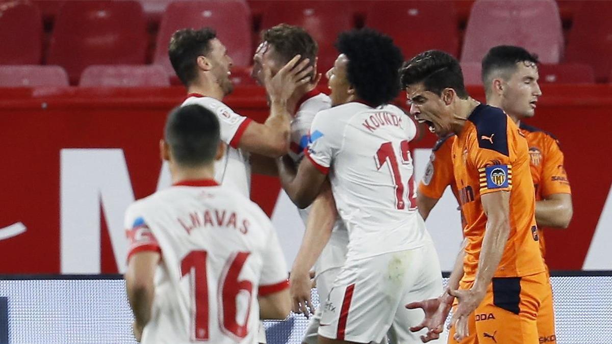 El Sevilla pasa a cuartos tras golear al Valencia: el resumen del partido