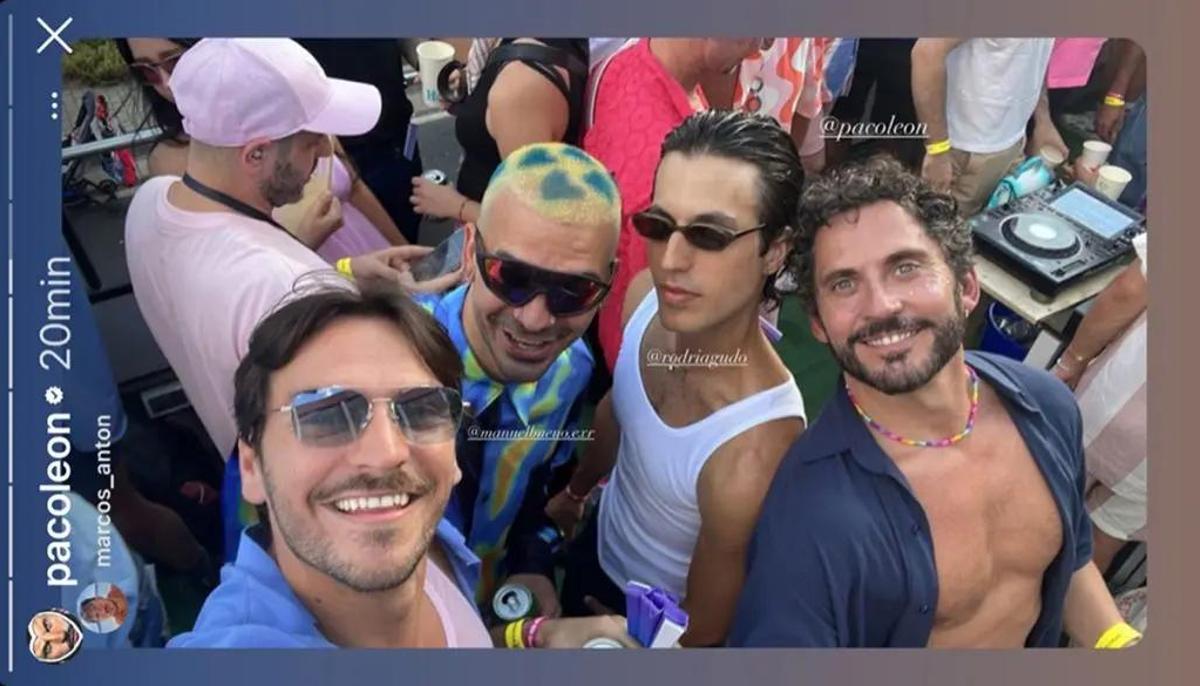 Paco León y Marcos Antón acompañados de amigos en el Orgullo 2023 de Madrid