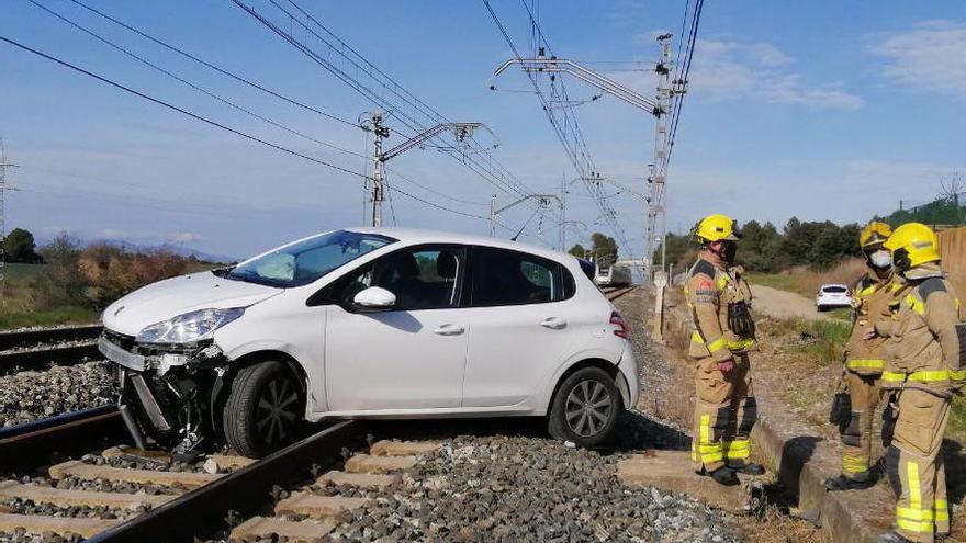 El vehicle al mig de la via -