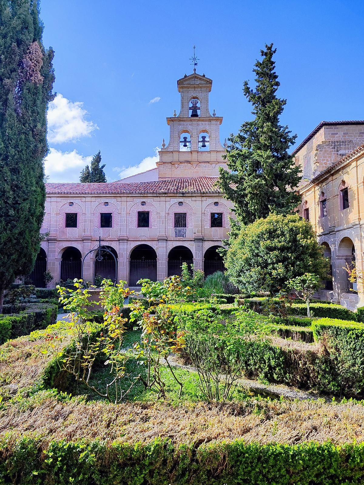 Claustro de la Abadía de Cañas
