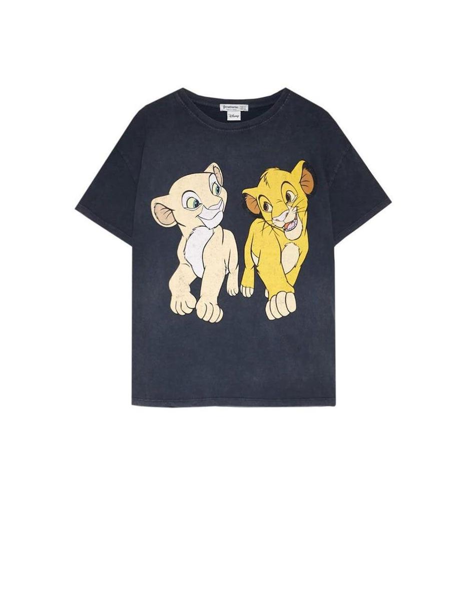 Camiseta de El Rey León de Stradivarius (precio: 12,99 euros)