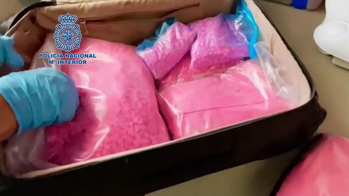 Cocaína rosa localizada en uno de los registros.