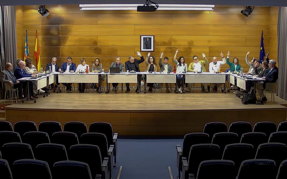 Los grupos municipales de Compromis y el PSOE de Altea votando a favor de los presupuestos muncipales de 2026