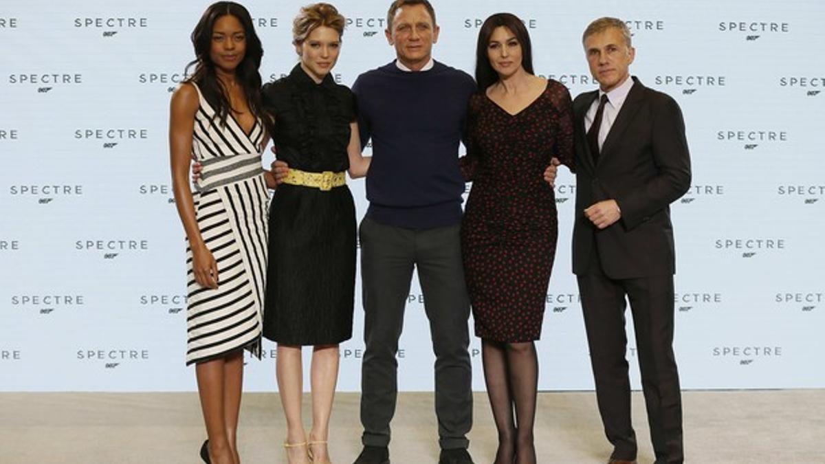 Los actores del nuevo Naomie Harris, Lea Seydoux, Daniel Craig, Monica Bellucci y Christoph Waltz.