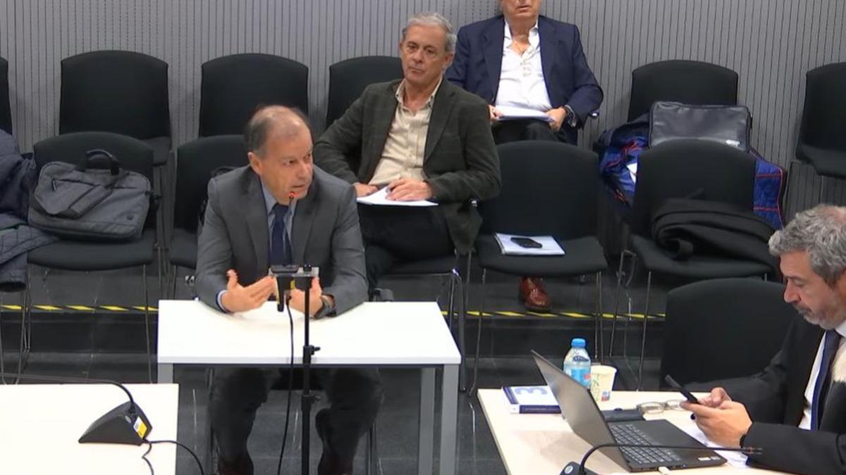 El principal acusado del juicio a los Pujol, Jordi Pujol Ferrusola, escucha a uno de los testigos.