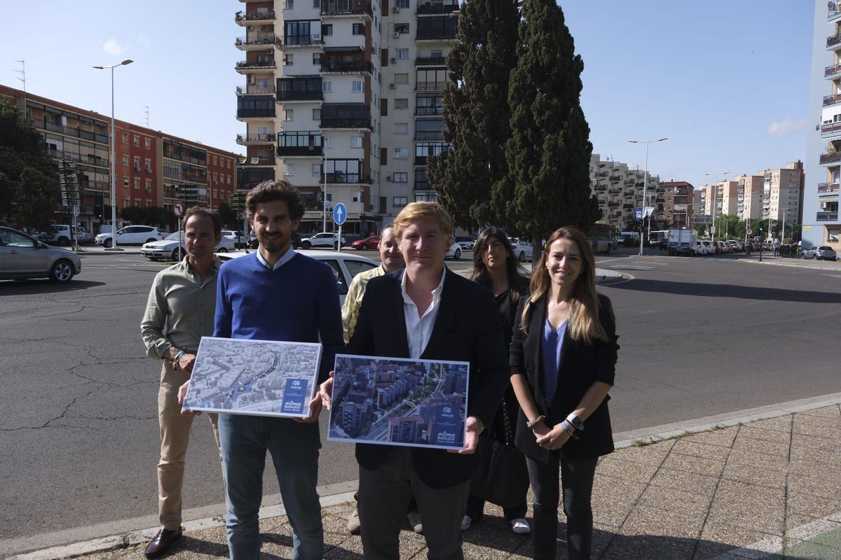 Urueña y Gragera con el proyecto, en el cruce de Santa Marina.