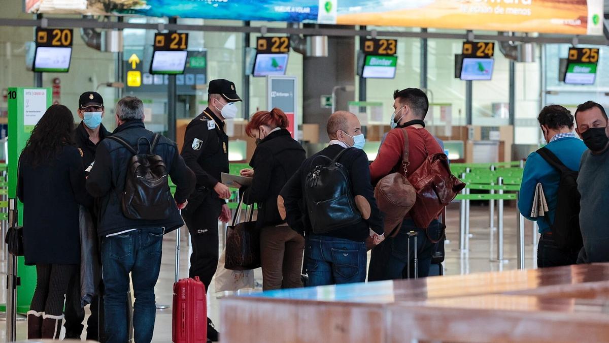 Control policial en el Aeropuerto Tenerife Norte - Ciudad de La Laguna.