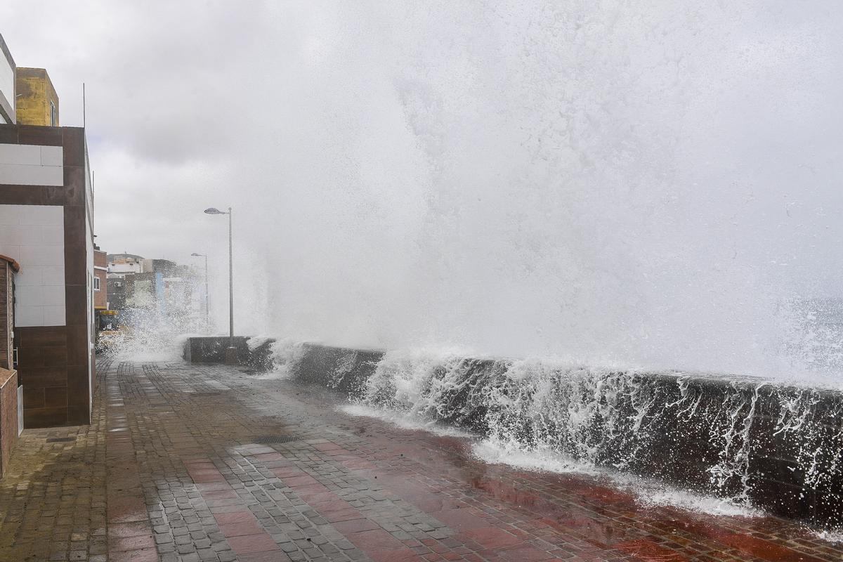 Oleaje fuerte en el paseo del barrio de San Cristóbal en Las Palmas de Gran Canaria. Oleaje fuerte en el paseo del barrio de San Cristóbal en Las Palmas de Gran Canaria.