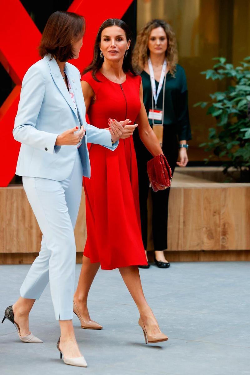 El look de la reina Letizia con vestido rojo de Carolina Herrera para presidir las mesas redondas 'Competitive Advantages of Filming in Spain'