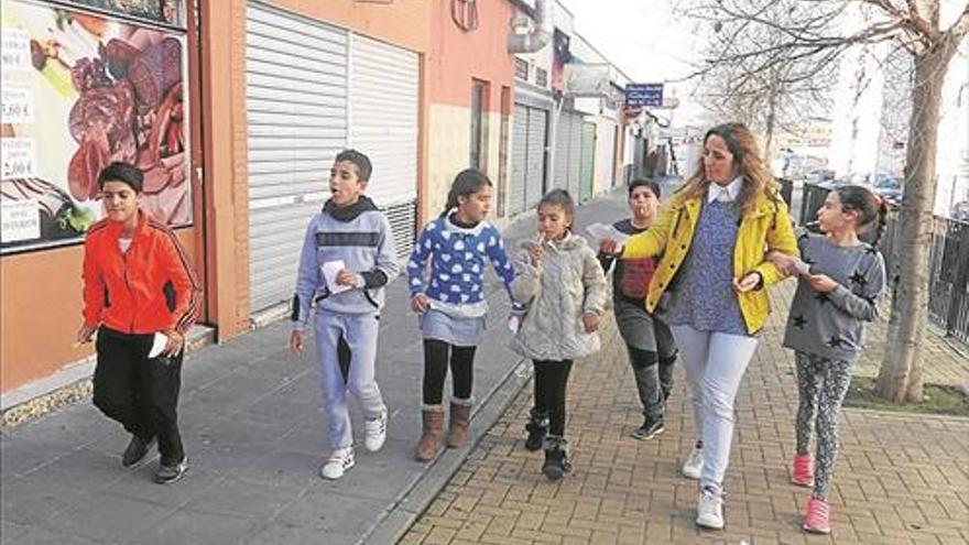 Estudiantes batallan por unas aceras limpias