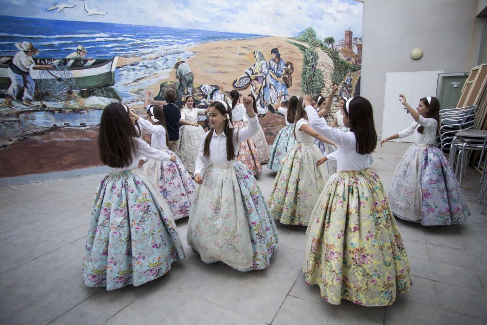 Ensayo de la Dansà con la fallera mayor y la corte