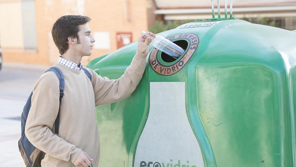 Un ciutadà fent ús d'un contenidor de reciclatge de vidre, en una imatge d'arxiu.