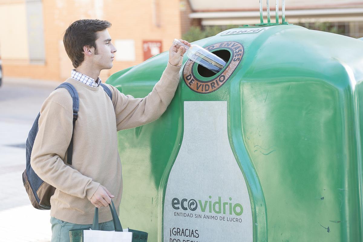 Un ciutadà fent ús d'un contenidor de reciclatge de vidre, en una imatge d'arxiu.