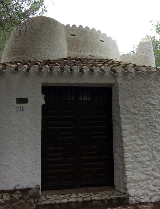 Las tejas y las formas orgánicas enlazan con la arquitectura tradicional de la Marina Alta.