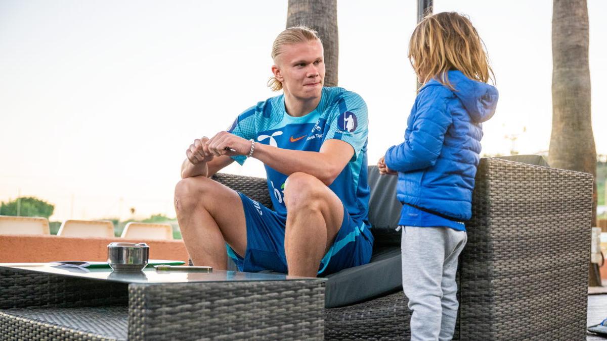 Erling Haaland conversa con un niño en una concentración con la selección de Noruega en Málaga.