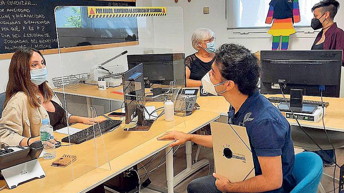 La atención a los alumnos ha vuelto a ser presencial este curso en la Oficina, aunque muchos envían sus consultas a través de las redes sociales o el correo electrónico.