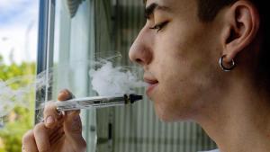 El consum de tabac a Catalunya baixa al mínim històric, però l’«epidèmia del vaporeig» es dobla entre adolescents en només quatre anys