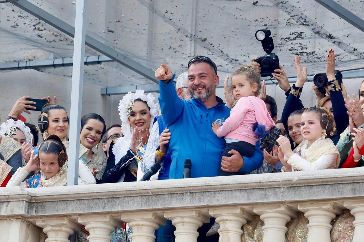 El pirotécnico saluda al público, con su hija en brazos, tras disparar en la plaza.