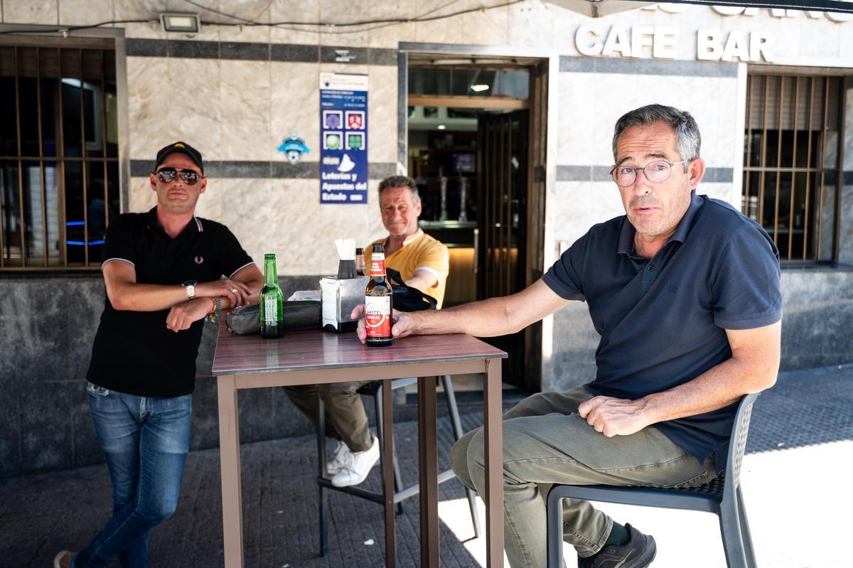 Clientes en la terraza de Las Cancelas.