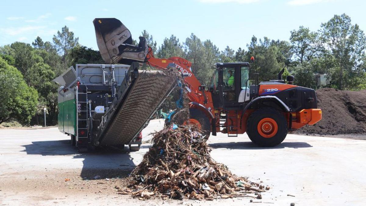 Una trituradora, processant restes vegetals a la planta.  | ACN