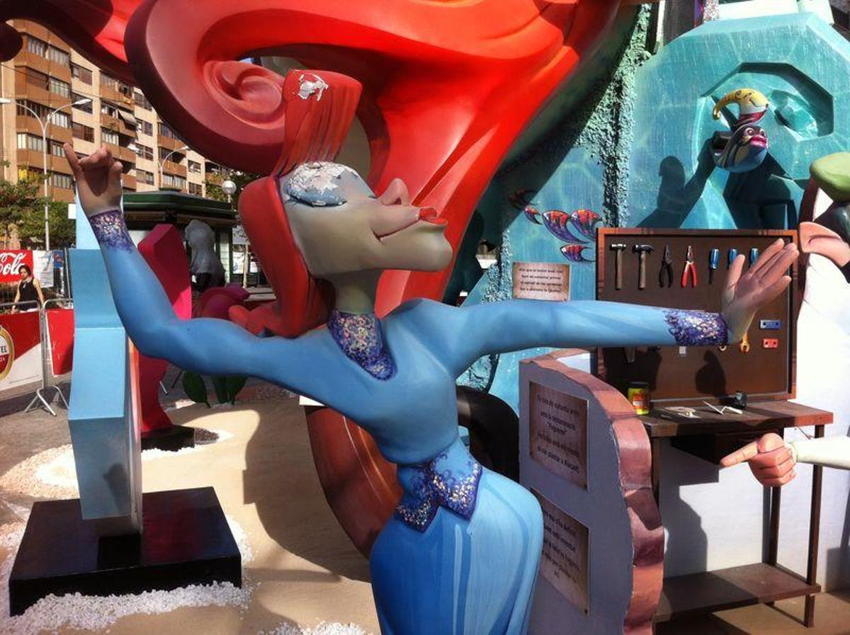 Unos vándalos causan daños en ninots de Plaza Galicia