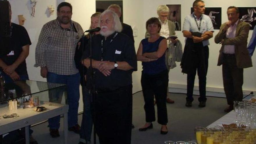 Jean-Ivef Dubois, comisario de la exposición de arte de Lorient, durante la presentación de la muestra. / ana b. cuervo