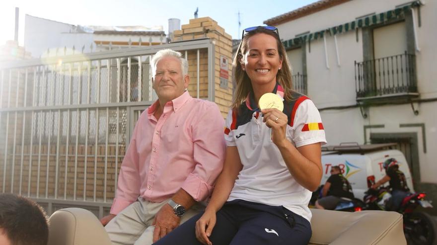 Fátima Gálvez junto a su padre en el coche descapotable.