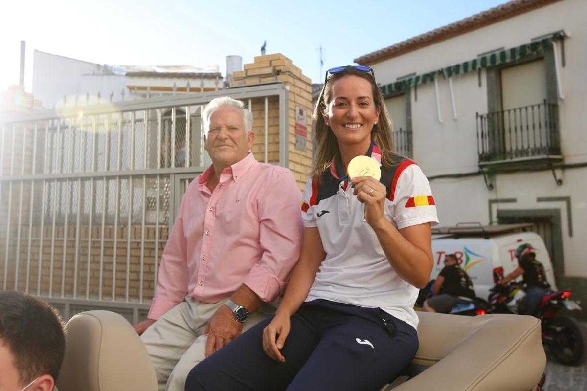 Fátima Gálvez junto a su padre en el coche descapotable.