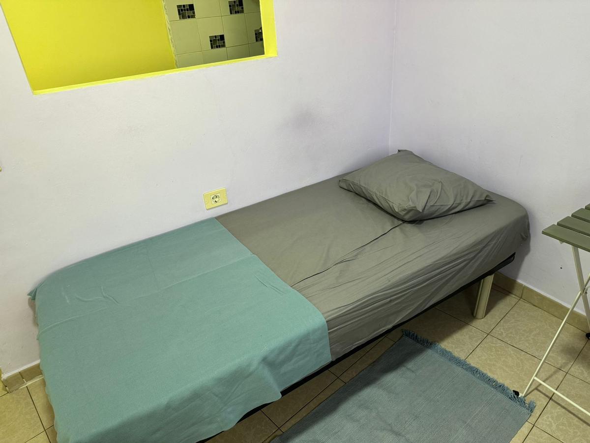 Sofá y cama del piso de Ofra que se alquila por 440 euros