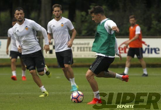 La plantilla entrena bajo la lluvia con el 'shock'